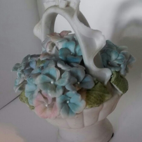 Floral porcelain flower Knick knack - Picture 2 of 3